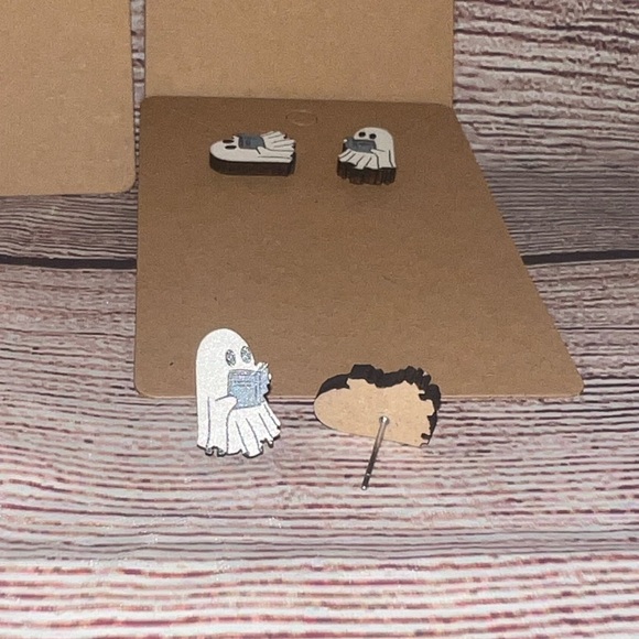 SUPER CUTE GHOST HOLDING BOOKS WOOD EARRINGS - Picture 9 of 12